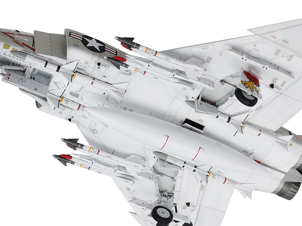 Four each of AMI-7E Sparrow and AIM-9G/H Sidewinder air-to-air missiles are included.