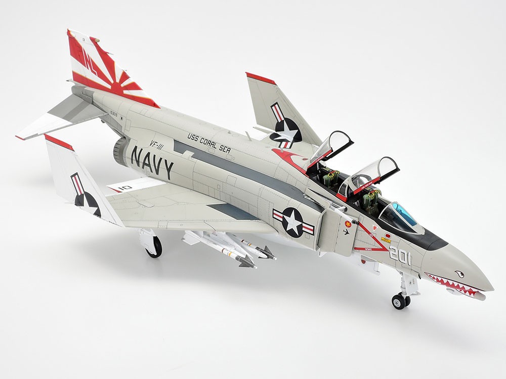 The kit can be assembled with wingtips folded or extended. This image shows the VF-111 "Sundowners" marking option applied to the model.
