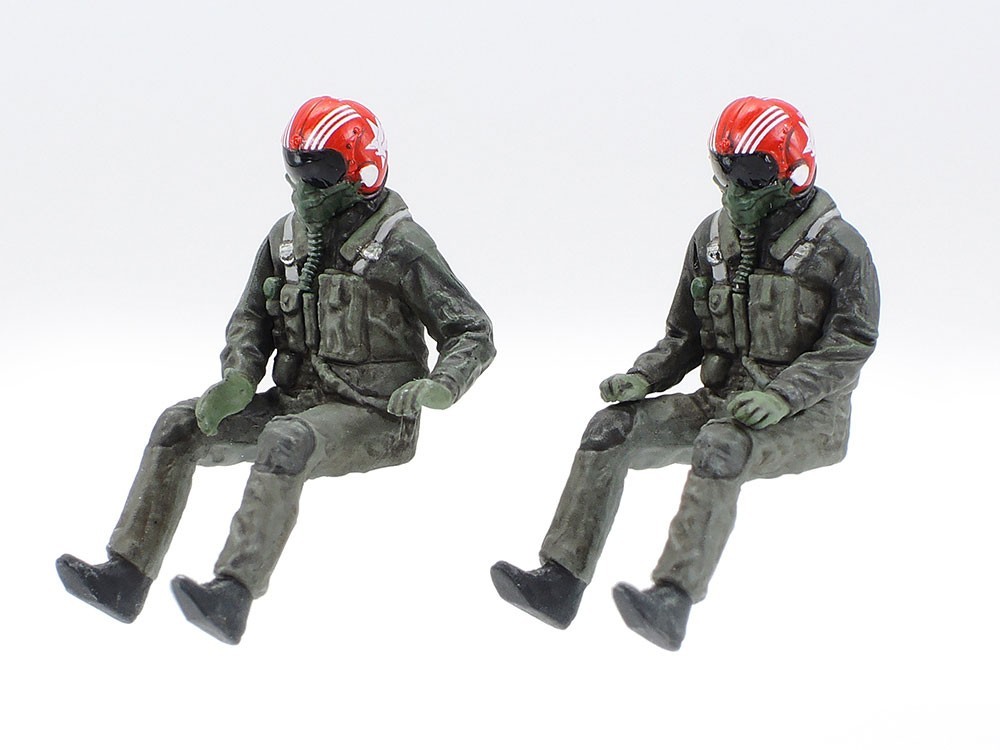 Comes with figures depicting seated pilot (left) and Rader Intercept Officer (RIO) (right).