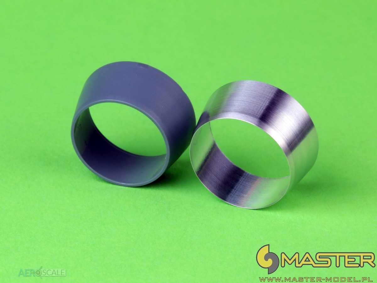 A side-by-side comparison from a different angle: kit plastic on the left, turned metal on the right. Was it worth the effort? You bet!